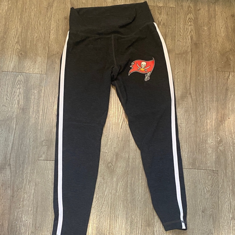 Women’s Buccaneers Leggings with White Stripes